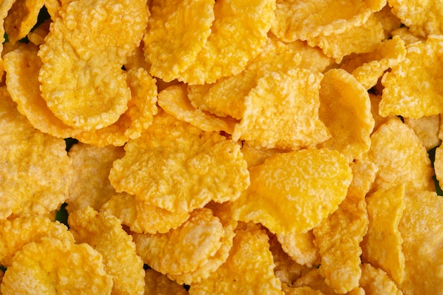 Una vista frontale sana di salute dei cereali isolata patatine fritte cornflakes di vista frontale giallo