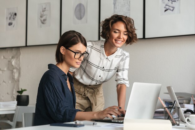 Una vista laterale di due donne sta discutendo di qualcosa