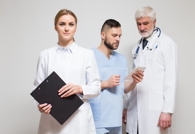 Uniforme principale delle donne in cerca di diversa posizione