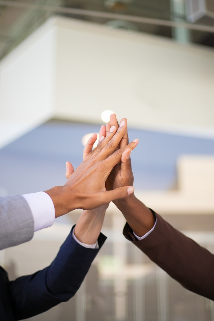 Foto gratuito united business team celebra il successo