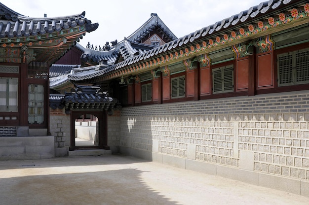 Uno dei numerosi cortili interni del Palazzo Gyeongbok a Seul, in Corea del Sud.