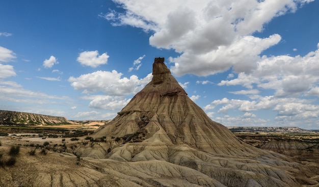 Uno splendido scenario delle Bardenas Reales in Spagna sotto un cielo nuvoloso mozzafiato