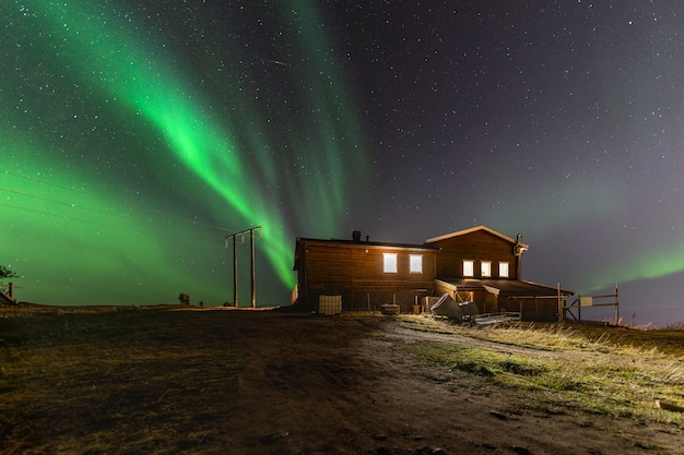 Uno splendido scenario di Aurora boreale nel cielo notturno di Tromso Isole Lofoten, Norvegia
