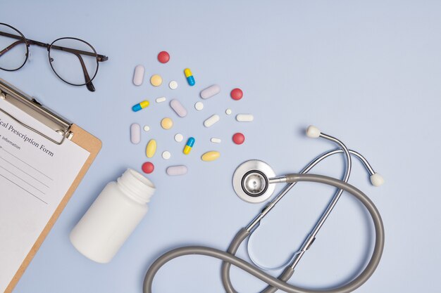 Uno stetoscopio, una penna e un blocco di prescrizione in bianco. Concetto di medicina o farmacia. Modulo medico vuoto pronto per essere utilizzato. Moderna tecnologia dell'informazione medica.