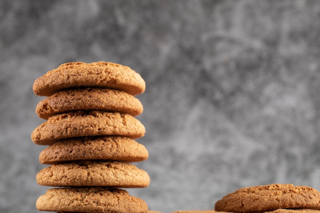 Uno stock di biscotti di farina d'avena su cemento grigio.