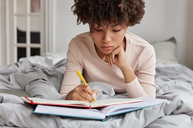 Uno studente serio dalla pelle scura si prepara per l'esame dalla mattina presto, scrive note importanti dal libro al taccuino, giace sul letto disfatto nella propria stanza.