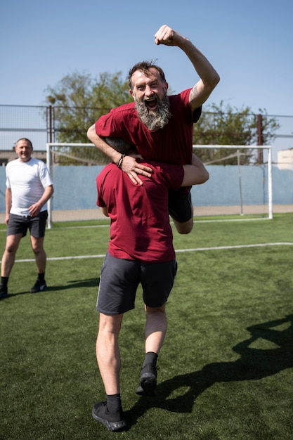 Uomini a tutto campo che giocano a calcio