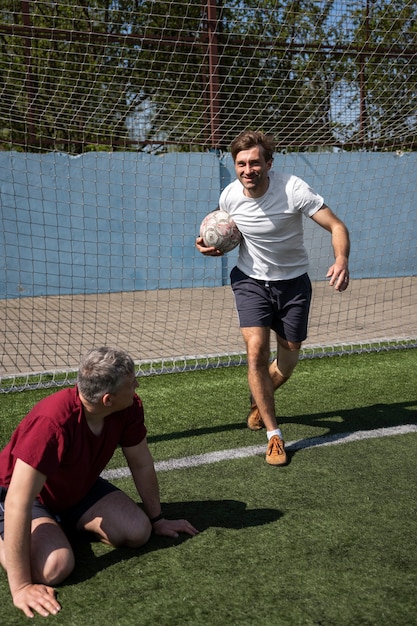 Uomini a tutto campo che giocano a calcio