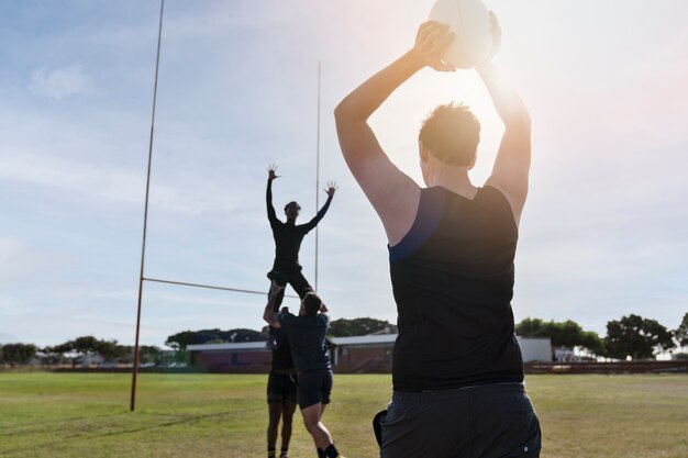 Uomini che giocano a rugby sul campo