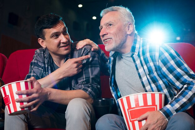 Uomini che guardano film al cinema