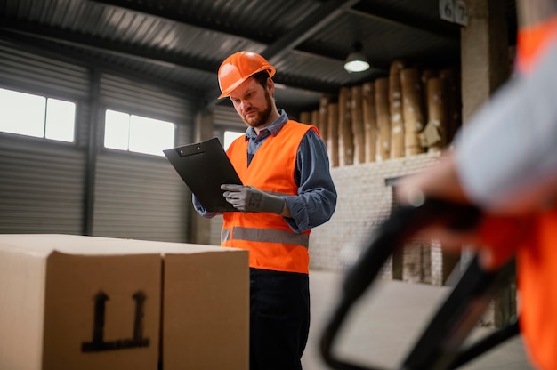 Uomini che lavorano con oggetti pesanti