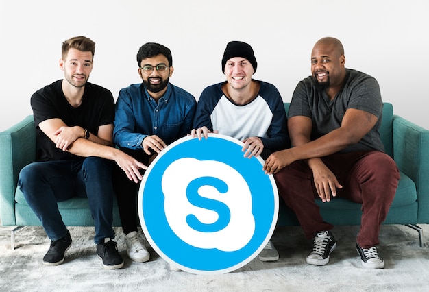 Uomini che mostrano un&#39;icona di Skype