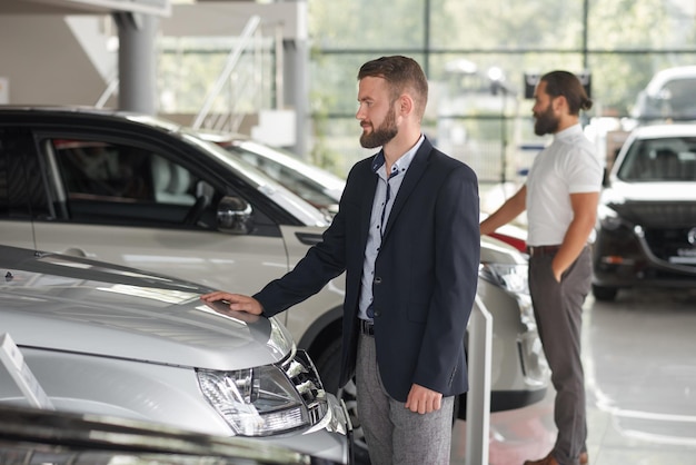 Uomini che osservano le automobili nello showroom