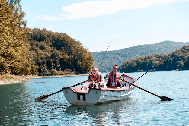 Uomini che passano il tempo nella pesca