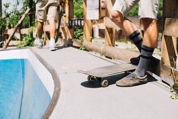 Uomini con tavole in skatepark