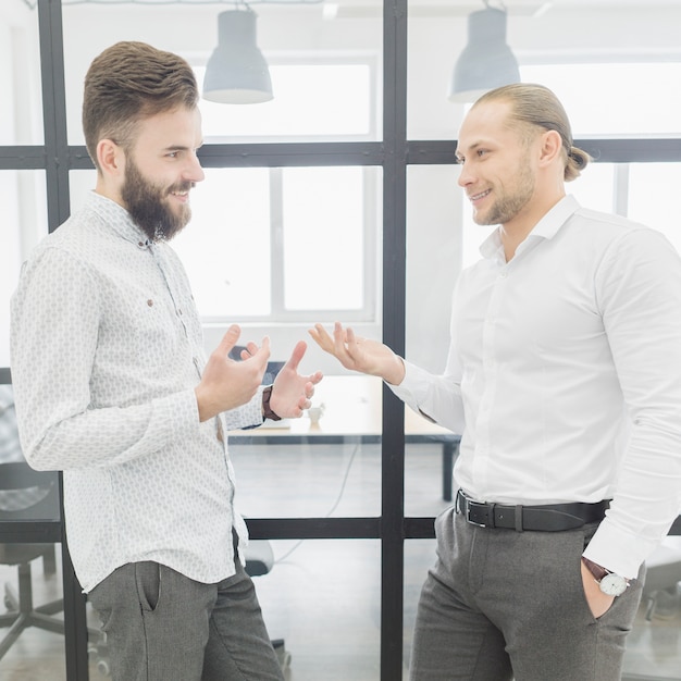 Uomini d&#39;affari che conversano in ufficio