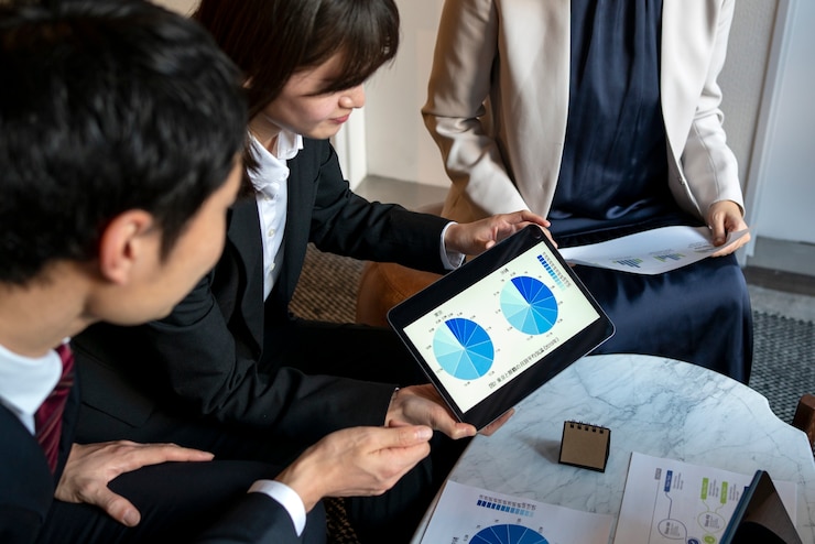 Foto gratuito uomini d'affari che lavorano con la vista laterale dell'ipad