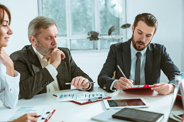 Uomini d'affari che lavorano insieme