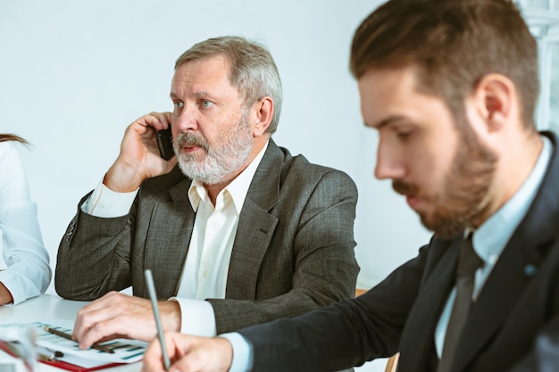 Uomini d'affari che lavorano insieme