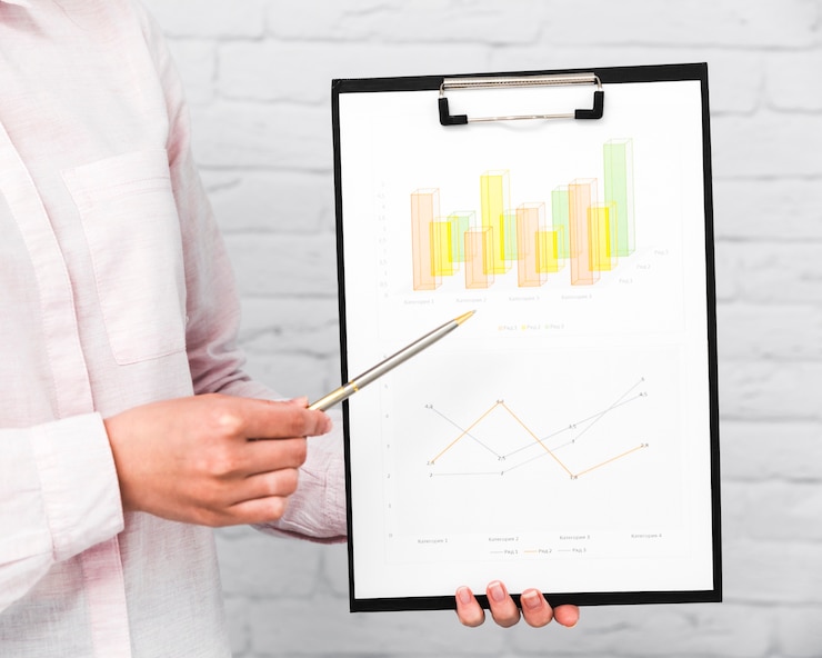 Foto gratuito uomini d'affari che mostrano grafici e statistiche