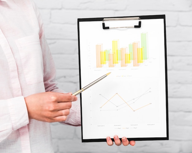 Uomini d&#39;affari che mostrano grafici e statistiche