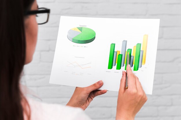 Uomini d&#39;affari che mostrano grafici e statistiche