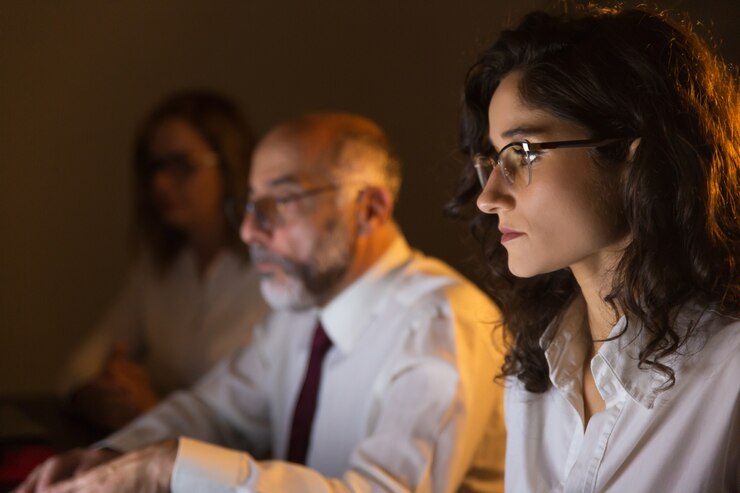 Foto gratuito uomini d'affari concentrati che lavorano a tarda sera