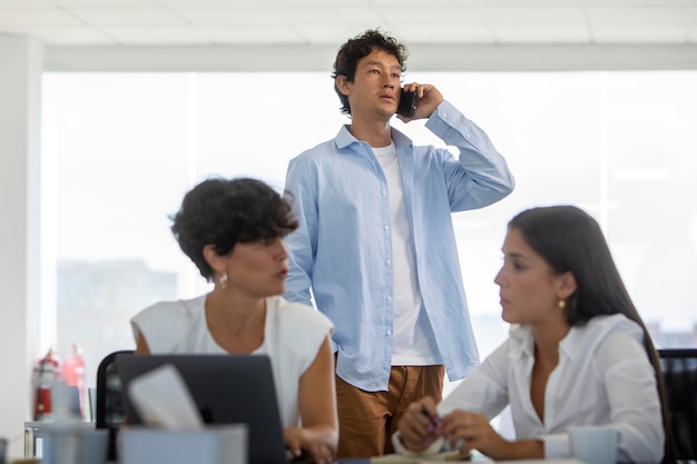 Uomini d'affari di livello medio al lavoro