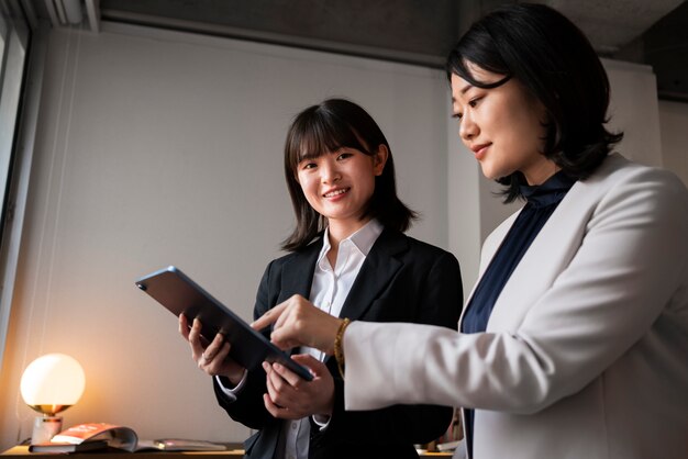 Uomini d'affari di tiro medio che lavorano con ipad