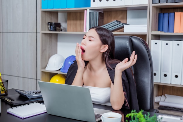 Uomini d'affari, donne che lavorano in ufficio con stress e affaticamento.