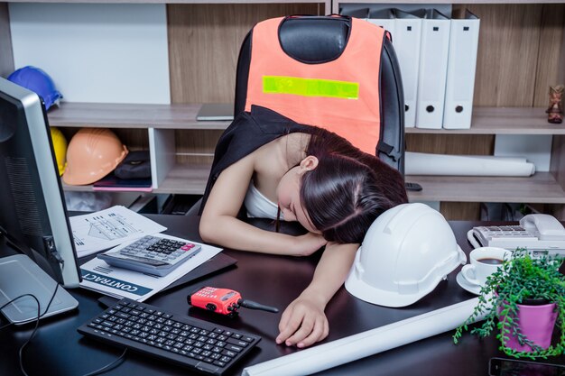 Uomini d'affari, donne che lavorano in ufficio con stress e affaticamento.