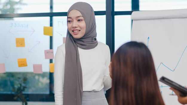 Uomini d'affari e donne d'affari asiatici che incontrano idee di brainstorming