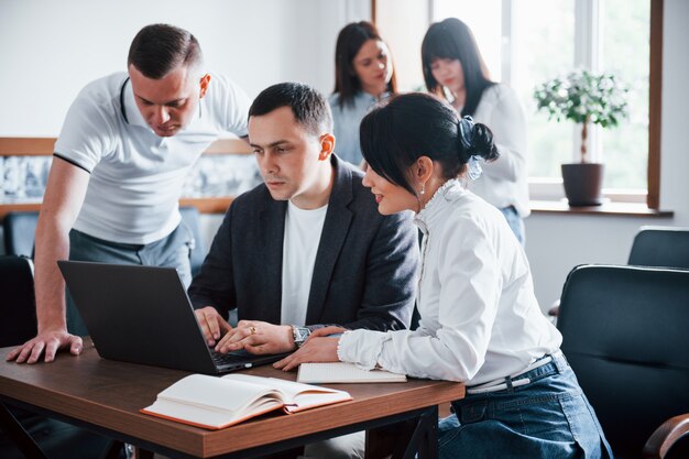 Uomini d'affari e manager che lavorano al loro nuovo progetto in classe