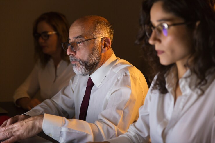 Foto gratuito uomini d'affari professionali in ufficio buio