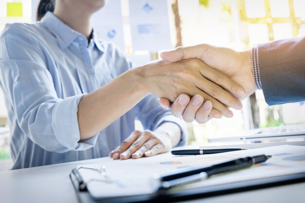 Uomini d&#39;affari stringendo la mano durante una riunione