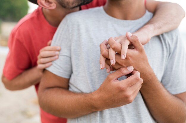 Uomini del primo piano che si tengono per mano