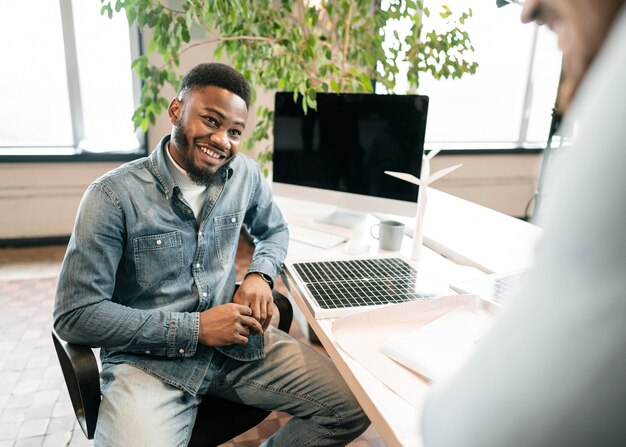 Uomini di smiley che lavorano al progetto ecologico