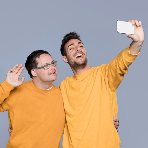 Uomini di smiley che prendono insieme un selfie