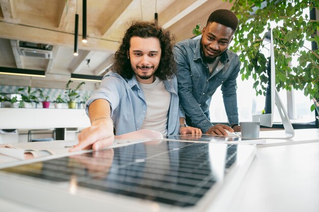 Uomini di tiro medio che lavorano al progetto