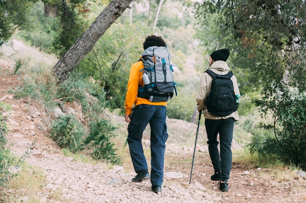 Uomini di trekking nella natura