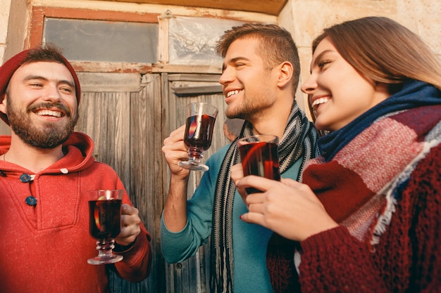 Uomini e donne europei sorridenti durante la festa