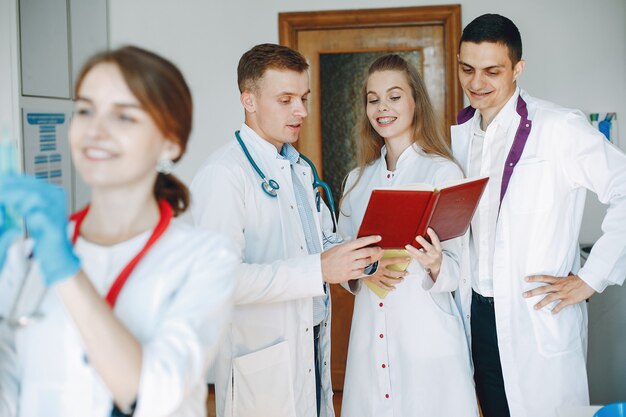 Uomini e donne in camici da ospedale studiano