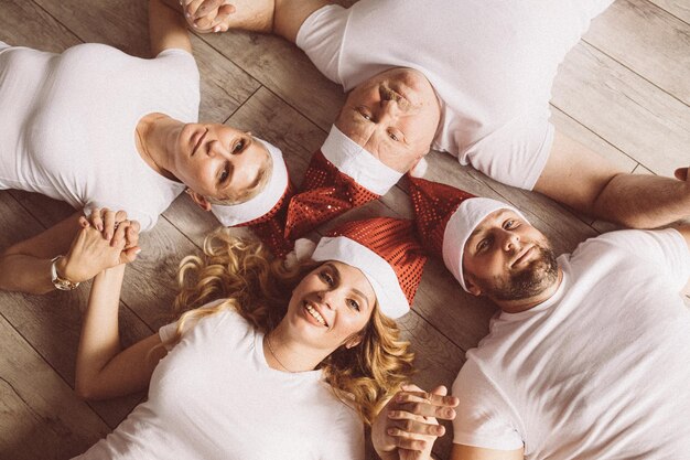 Uomini e donne sorridenti che si tengono per mano e posano alla macchina fotografica