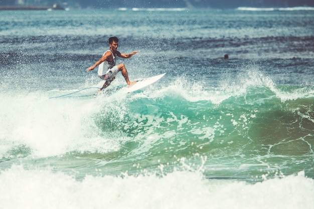 uomini e ragazze stanno surfando