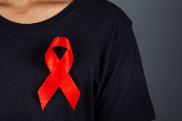 Uomini in possesso di nastri rossi. Consapevolezza concettuale. HIV. Giornata mondiale contro l'AIDS e Giornata mondiale della salute sessuale.