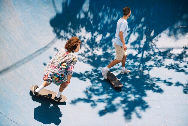 Uomini in sella a skatepark