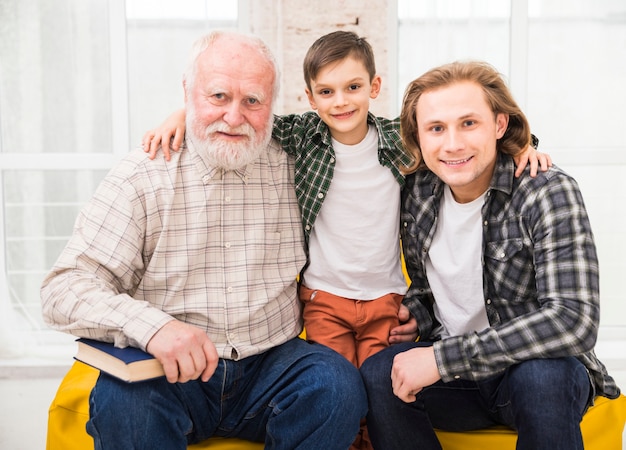 Uomini multigenerazionali che guardano alla macchina fotografica