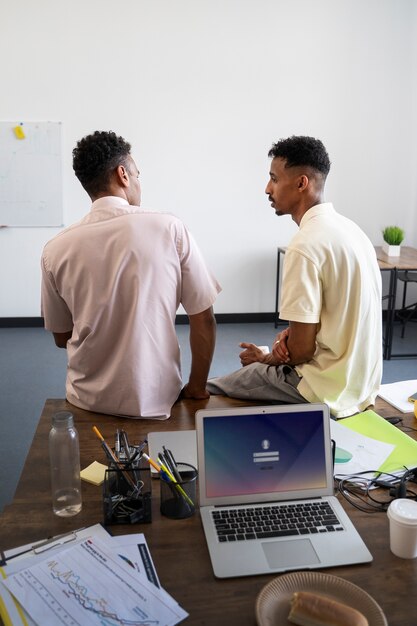 Uomini neri di tiro medio al lavoro