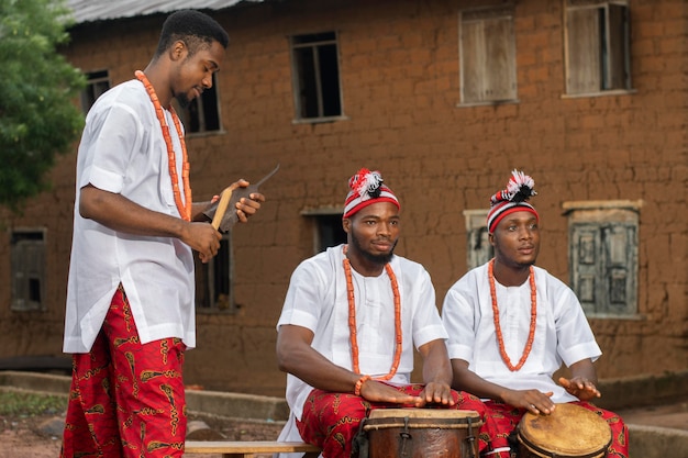 Uomini nigeriani che suonano musica a colpo medio