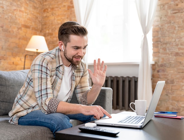 Uomo a casa con videochiamata con la famiglia